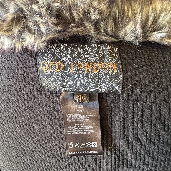 QED London Romantic Gray Faux Fur Trimmed Knit Cape Size M/L - Picture 7 of 7